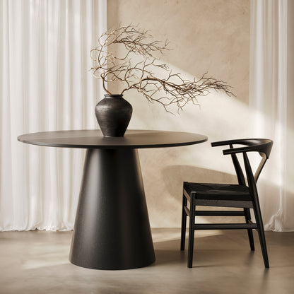 Contemporary black dining tale