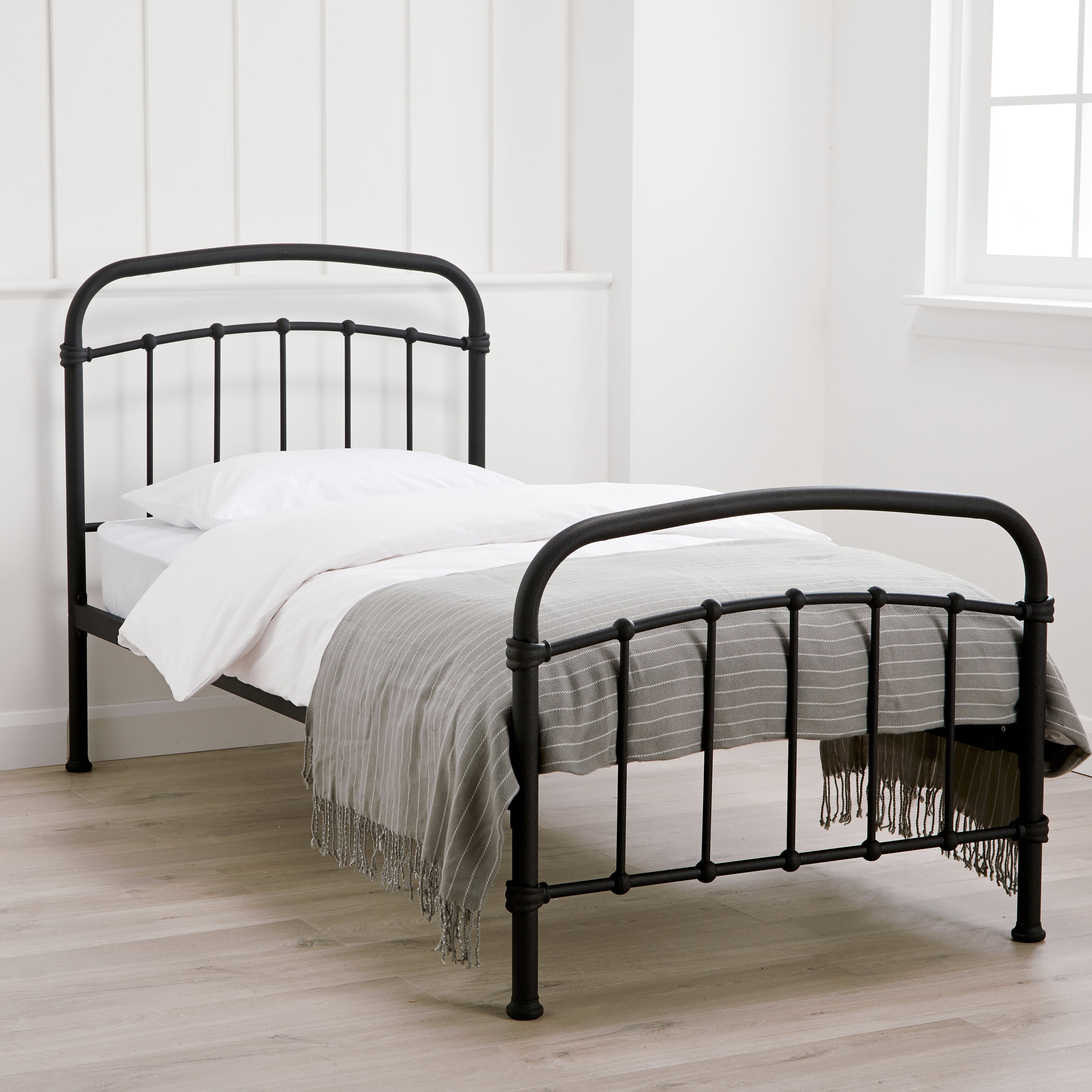 Hale 3.0 Single Black Bed